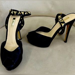 These are a beautiful size 7 guess pumps very comfortable very low open toe,